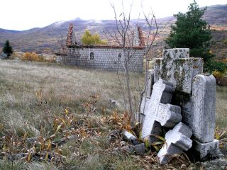 Зидина спаљене цркве и поломљени споменици на српском гробљу у Доњим Рујанима